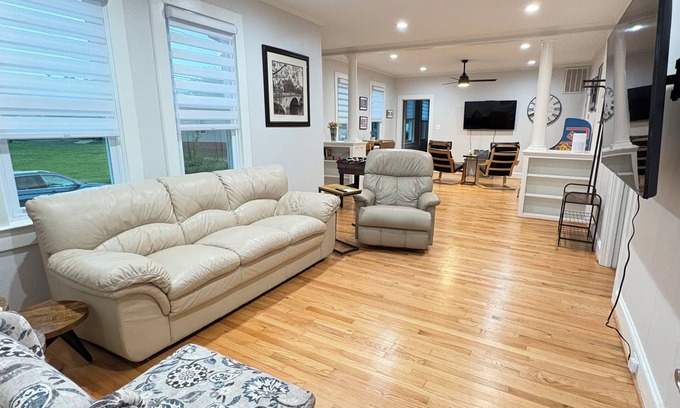 Pisgah House | Charming 3-bedroom bungalow in Quantico Town 2 King Beds Game Room Entire Home!