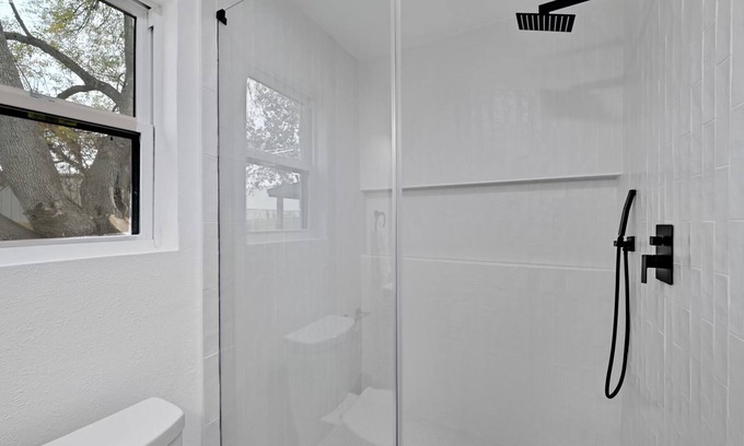 Sweetbriar House | Charming 3-bedroom bungalow with WiFi and AC in brilliant Austin