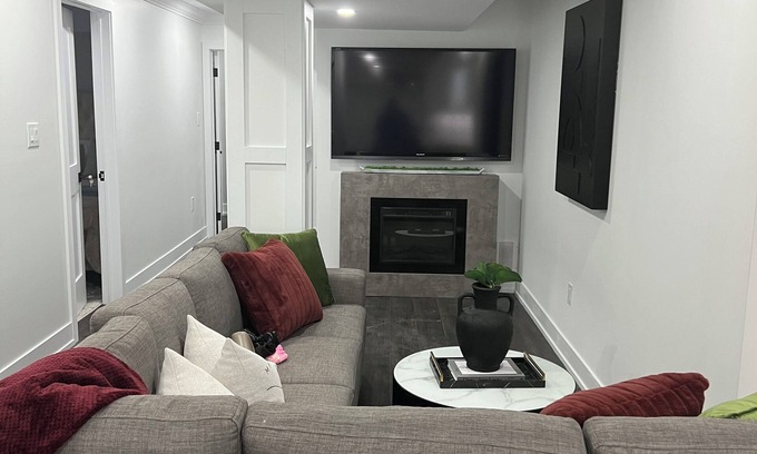 Erin Mills House | Charming 3-bedroom space in awesome Mississauga with AC, WiFi heated driveway