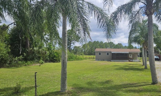 Geneva House | Charming 3-bedroom country chateau with WiFi, AC in delightful Geneva