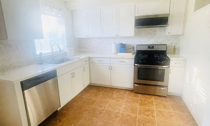 Parkway-South Sacramento House | Charming 3-bedroom house with AC and WiFi in pleasant Sacramento