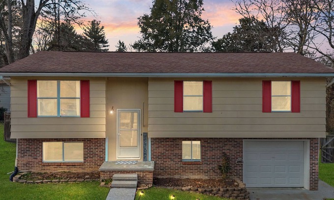 Knoxville Apartment | Charming 3-bedroom house in a Quiet Neighborhood - Extended Stay Only