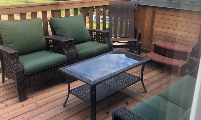 Parkland Beach House | CHARMING 3 BEDROOM HOME AT GULL LAKE