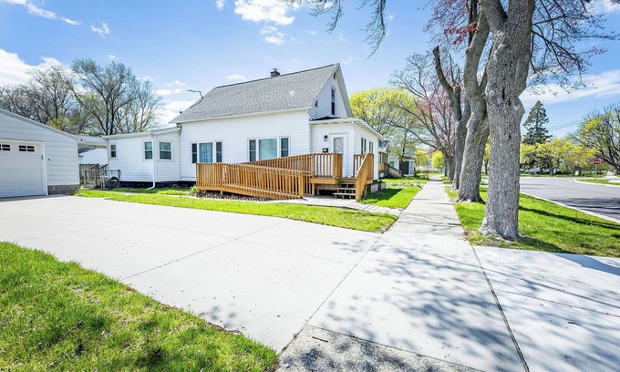 Lakeside House | Charming 3-bedroom house in wonderful Muskegon with WiFi, AC