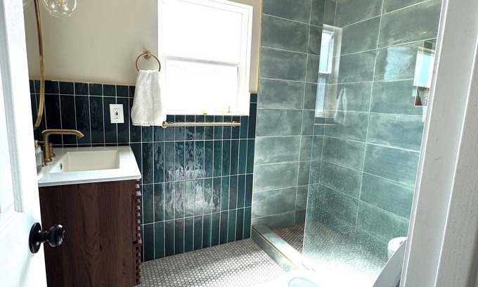 North Central House | Charming 3-bedroom house with AC, Fast WiFi in Pasadena near Rose Bowl