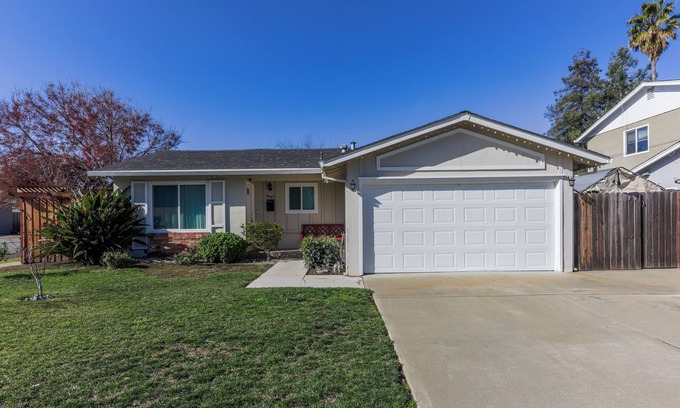 Fremont House | Charming 3-bedroom house in delightful Fremont with AC
