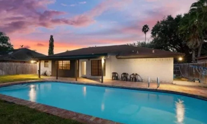 McAllen House | Charming 3-bedroom house in lovely McAllen with AC, WiFi, Swimming pool.