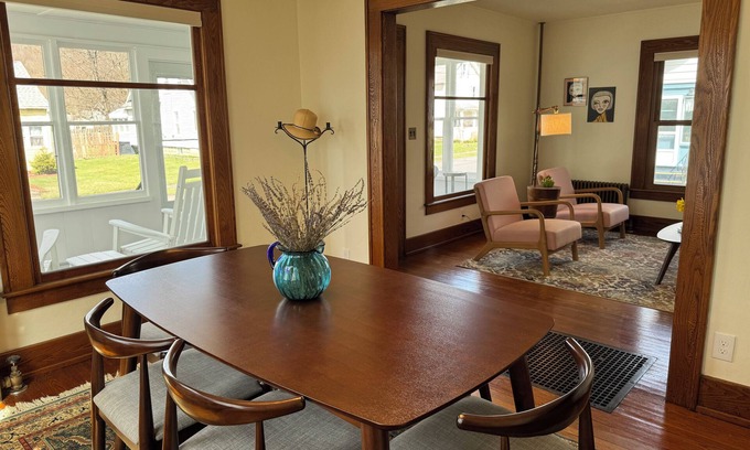 West End House | Charming 3-bedroom house in Oneonta, 4mins from Cooperstown Allstar Village. AC!