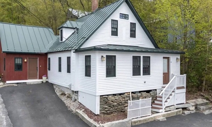 Sunapee House | Charming 3-Bedroom House. Walk to Sunapee Harbor and Short Drive to Mt. Sunapee