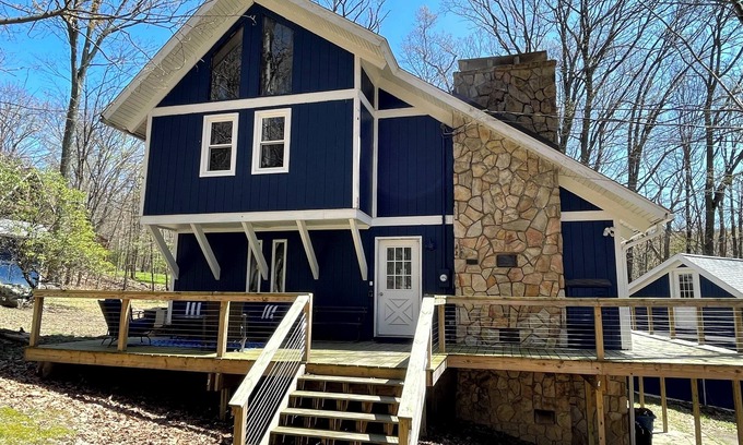Acme House | Charming 3-bedroom house in Bear Rocks near State Parks and resorts