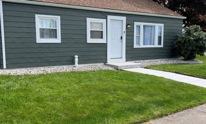 Erie House | Charming 3-bedroom house in wonderful Erie with AC, WiFi, large driveway