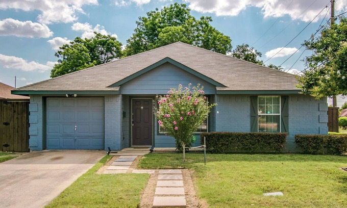 Dallas House | Charming 3-bedroom house centrally located in Dallas - massive private yard!