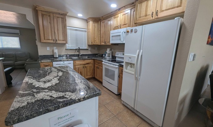 Page House | Charming 3-bedroom house with WiFi and AC on the South Shores of Lake Powell
