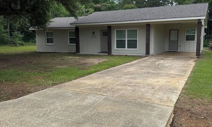 Fisher House | Charming 3-bedroom house with AC, WiFi in wonderful Many