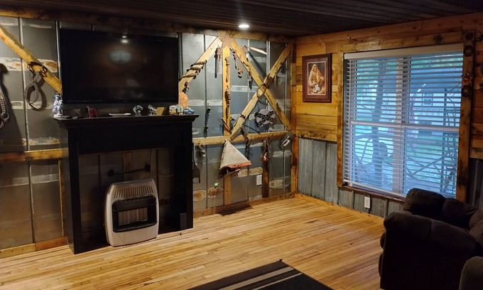 Farmers House | Charming 3-bedroom rustic and very unique house with WiFi and AC in Farmers,