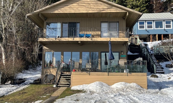 Newman Lake Cabin | Charming 3-bedroom cabin with WiFi and AC On Newman Lake