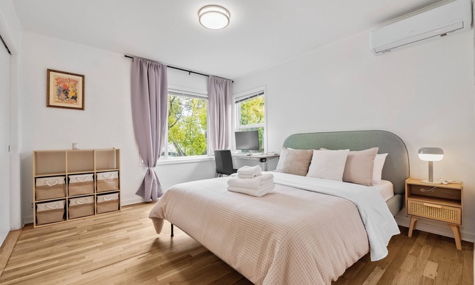 Redwood City House | Charming 3-bedroom house with AC, WiFi in Redwood City