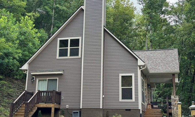 Stecoah House | Charming 3-bedroom house in Robbinsville with AC, WiFi, Hot Tub, Fire Pit