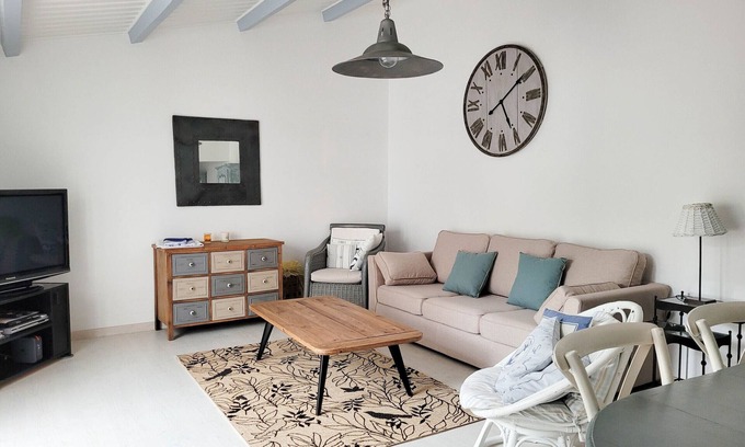 La Palmyre House | Charming 3-Bedroom Villa with Patio, Parking, and High-Speed WiFi - La Palmyre