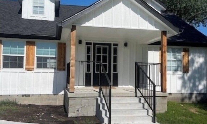 Grove House | Charming 3-bedroom with hot tub. Minutes from every convenience.