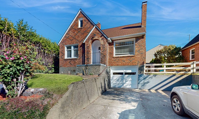 Bremerton House | Charming 3 story home, with a W/D & Wifi, located near Seattle-Bremerton ferry