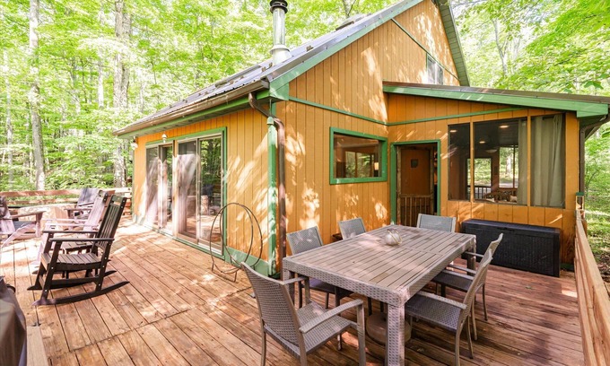 Berkeley Springs Cabin | Charming 3BR w Private Hot Tub & Public Pool! 7 mins from DT Berkeley Springs