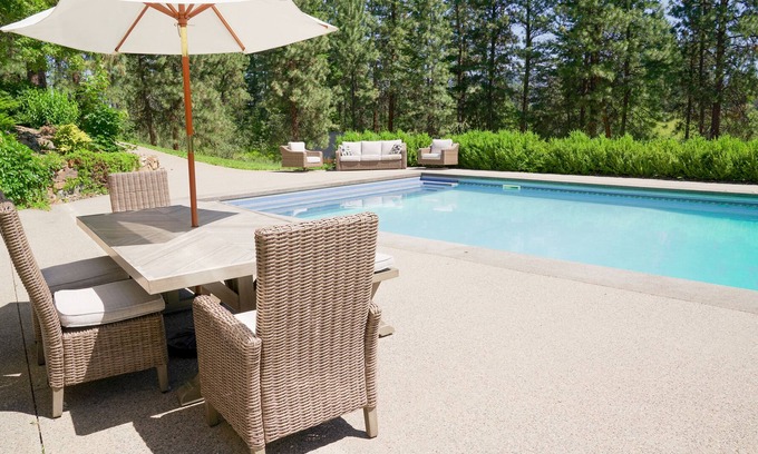Southeast Kelowna House | Charming 4 acre estate with salt water pool