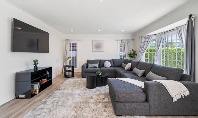 Beverly Hills House | Charming 4-bedroom house in marvelous Beverly Hills with Heated Pool