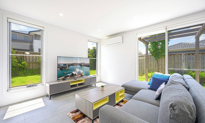 Leppington House | Charming 4-bedroom house in delightful Denham Court with AC, WiFi