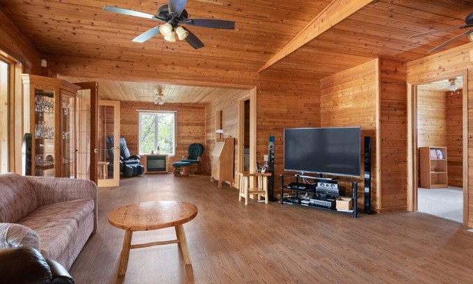 Petersfield Cabin | Charming 4-bedroom cabin on water in wonderful Petersfield with WiFi and TV