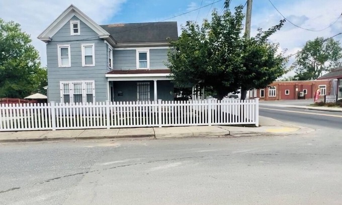 Cambridge House | Charming 4-bedroom house in Cambridge. the hart Of Eastern Shore, with WiFi, AC