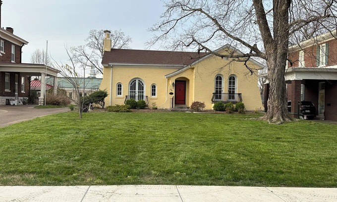 Russellville House | Charming 4-bedroom in Russellville Kentucky with Hot Tub