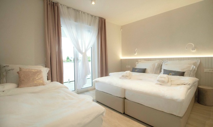 Zambratija Villa | Charming 4-bedroom villa with pool, private parking, AC, WiFi in Zambratija