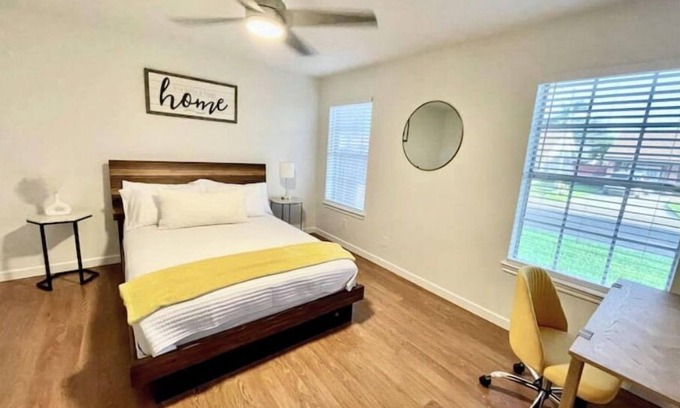 McAllen House | Charming 4 BR House, w/TV room close to shopping centers and restaurants