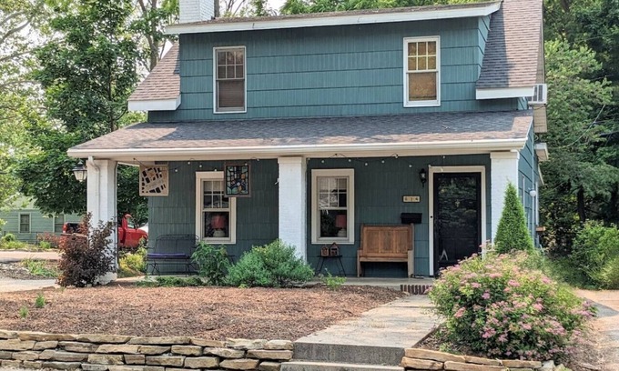 Bloomington House | Charming 4 BR W Hot Tub 3 Kings Walk to Downtown