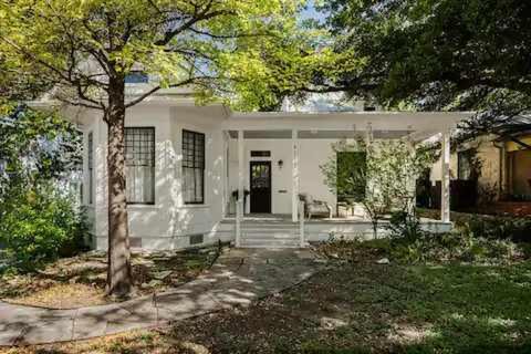 Clarksville House | Charming 5 Bedroom Home in Austin