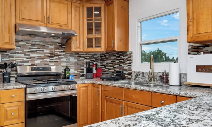 Sherwood Forest and Thistle Development House | Charming 5 Bedroom Residence in Anaheim