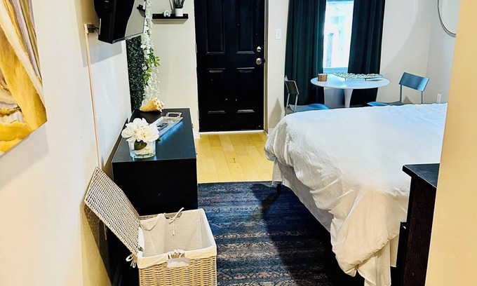 Highlandtown House | Charming 5 Star Private Room in Safe Neighborhood! MUST SEE!
