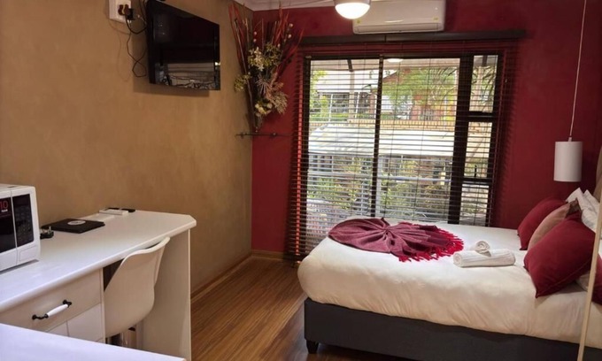 Rustenburg Bed & Breakfast | Charming 6-bedroom B&B with AC, WiFi in peaceful Rustenburg