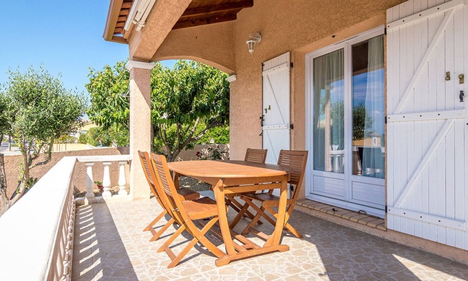 Meze House | Charming Air-Conditioned House with Garden, Terrace, and Parking in Mèze