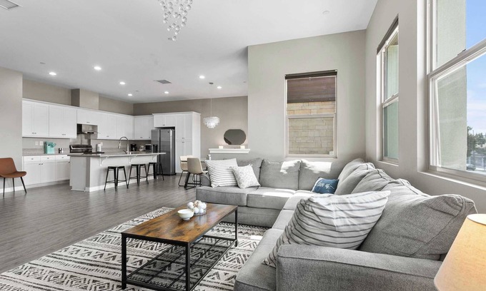 Bellflower House | Charming Alondra Blvd Townhouse Retreat with Modern Comforts and Serenity #41820