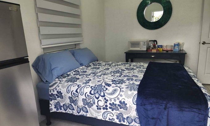 Ludlam Apartment | Charming and private studio.