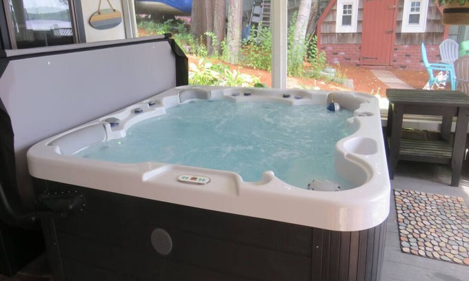 Union House | Charming and spacious lakefront home with 4 bedrooms, hot tub and pool table!