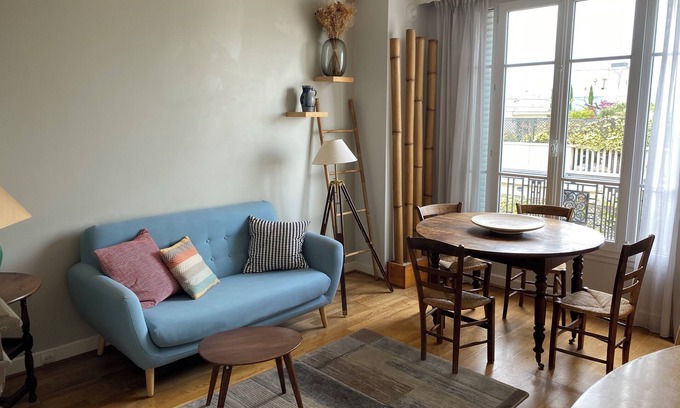 Neuilly-sur-Seine Apartment | Charming apartment with unobstructed view, on the top floor of a peaceful building.