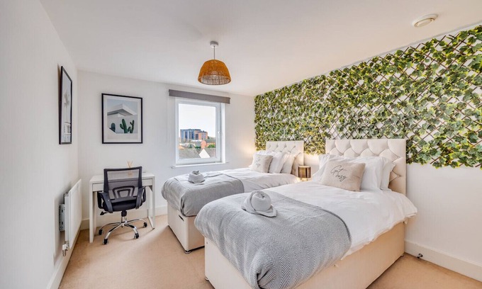 Fenny Stratford House | Charming Apartment Balcony Parking Fast Wifi Smart TV