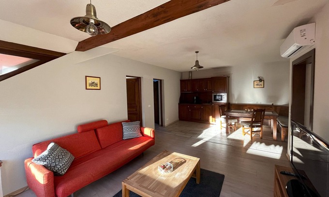 Brasov Villa | Charming Apartment - Residence in Brasov's Historical Center - Free Parking