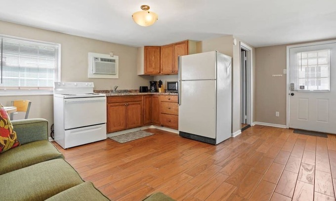 Lakeshore South House | ~Charming Apartment QueenZzz4 Near NAS Jax~