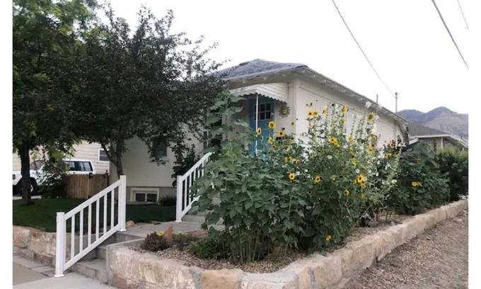 Helper House | Charming artfully appointed eclectic bungalow