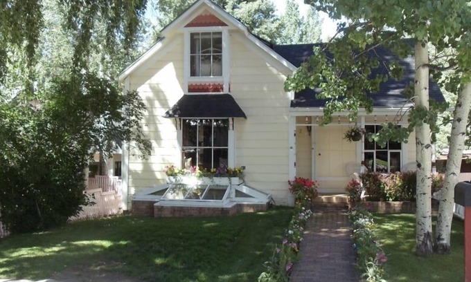 West End House | Charming Aspen Central Victorian; 4 Bedrooms, Walk to Gondola