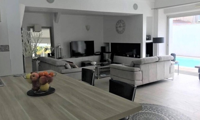 La Roche-sur-Yon House | CHARMING BARN 240 m2 in town / SWIMMING POOL / 9 pers.